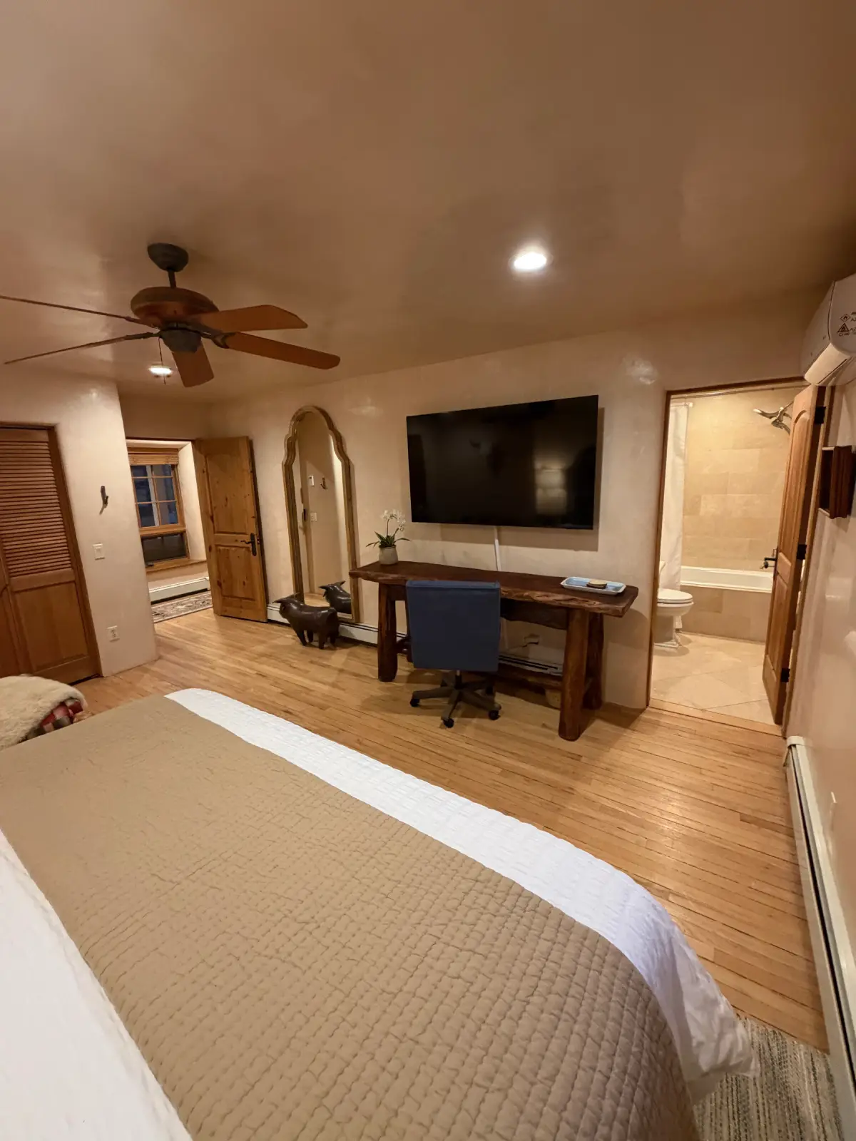 Bedroom 2 - King Bed